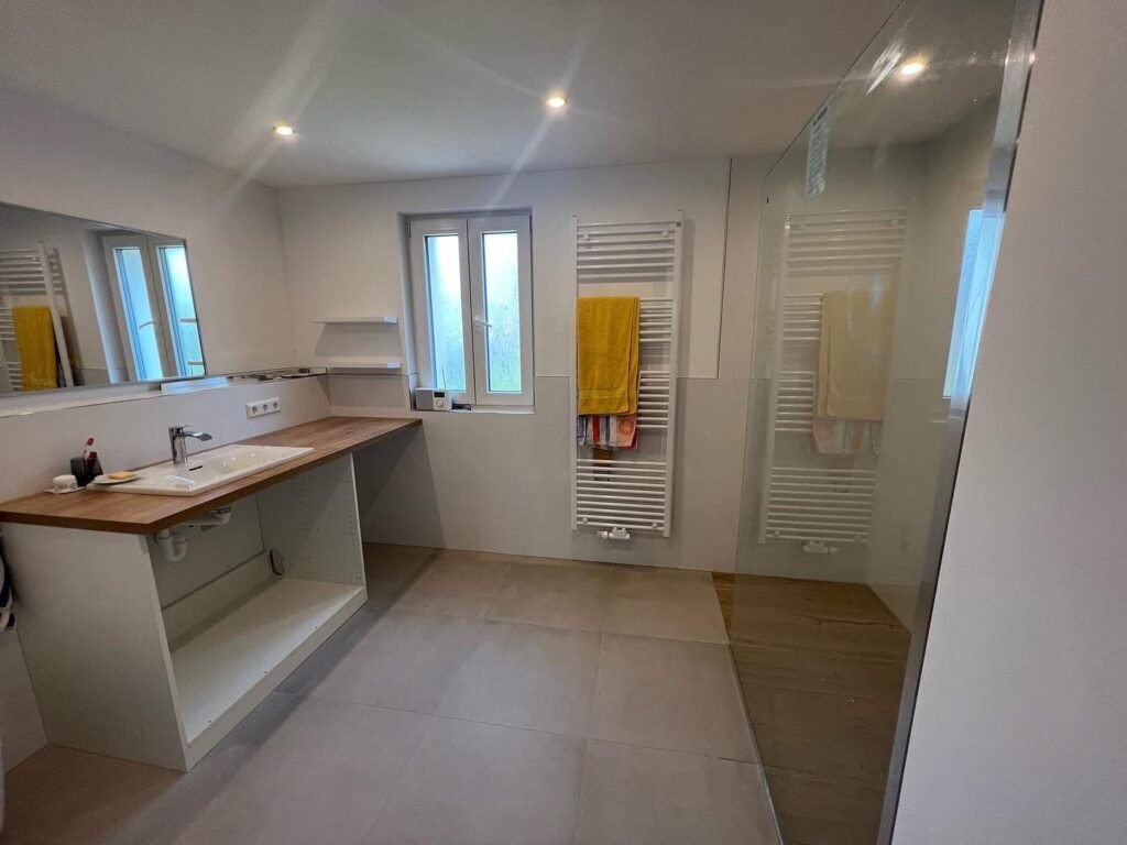 Modernes Badezimmer mit hellen Farben